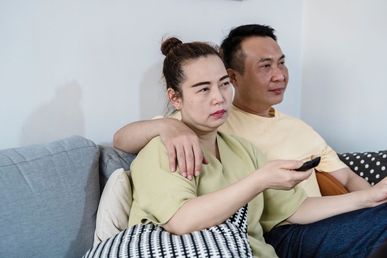 Family choosing the right IPTV subscription for home entertainment