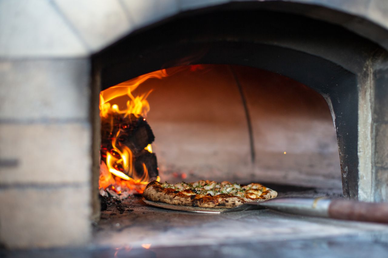 Outdoor pizza oven suited to a home cooking area